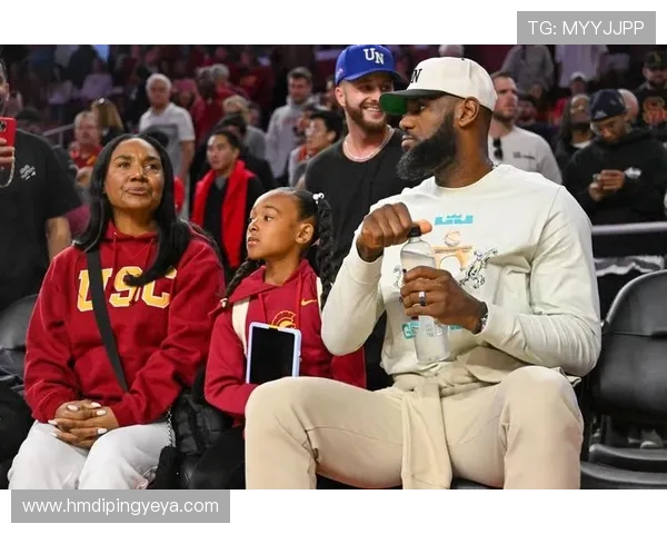 詹姆斯与儿子布朗尼同台亮相倒计时进入NBA选秀盛宴